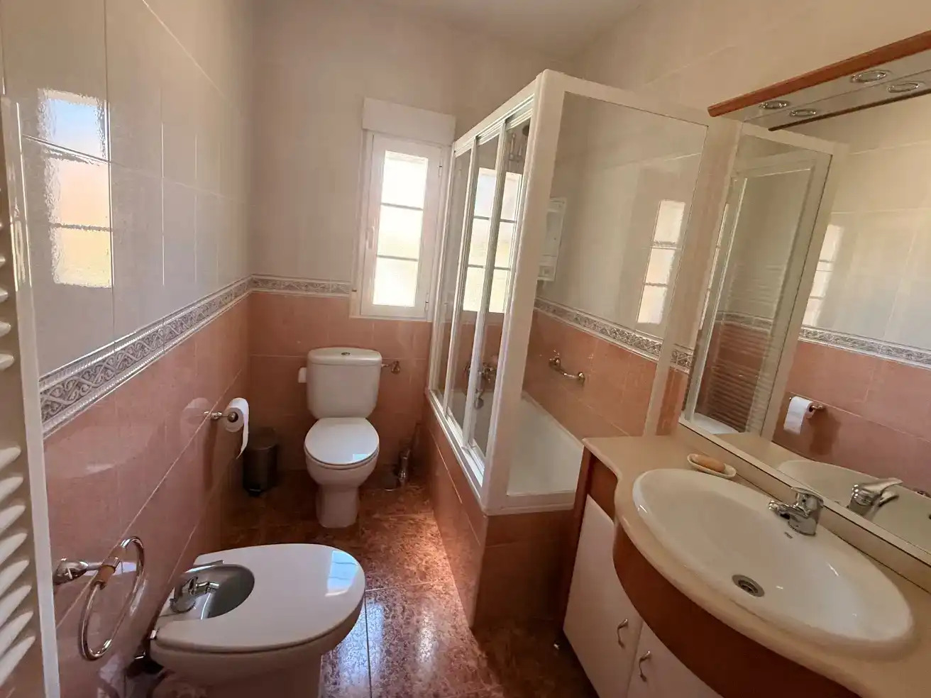 Bany de Casa o xalet en venda en Villa del Prado amb Aire condicionat, Jardí privat i Traster