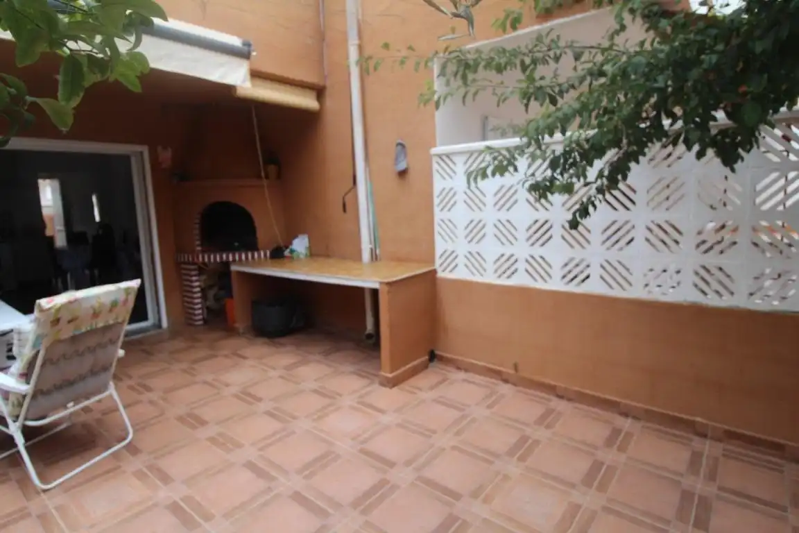 Terrassa de Casa adosada en venda en Torrevieja amb Jardí privat, Terrassa i Moblat