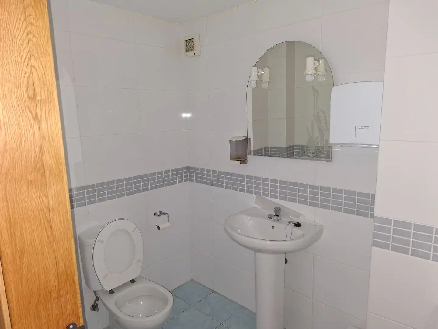 Bany de Local de lloguer en Lugo amb Parquet