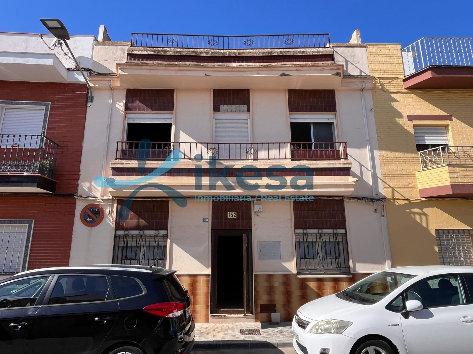 Vista exterior de Casa adosada en venda en Utrera