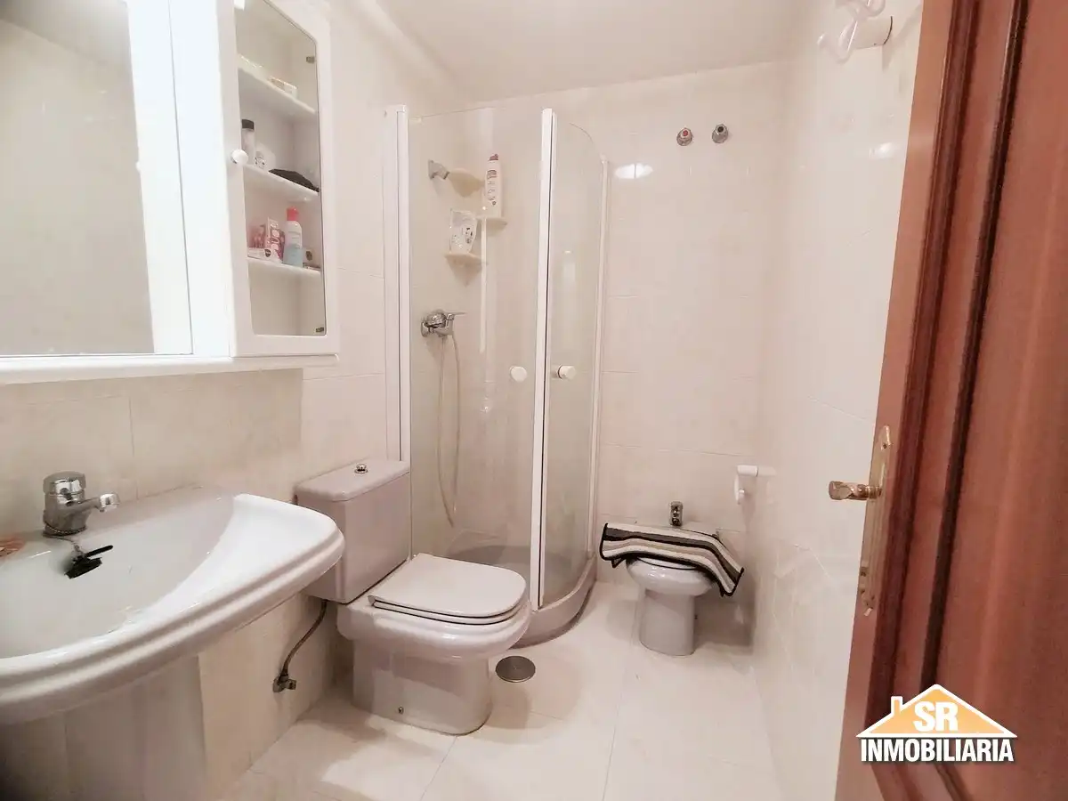Baño de Piso de alquiler en A Coruña Capital  con Amueblado, Horno y Lavadora
