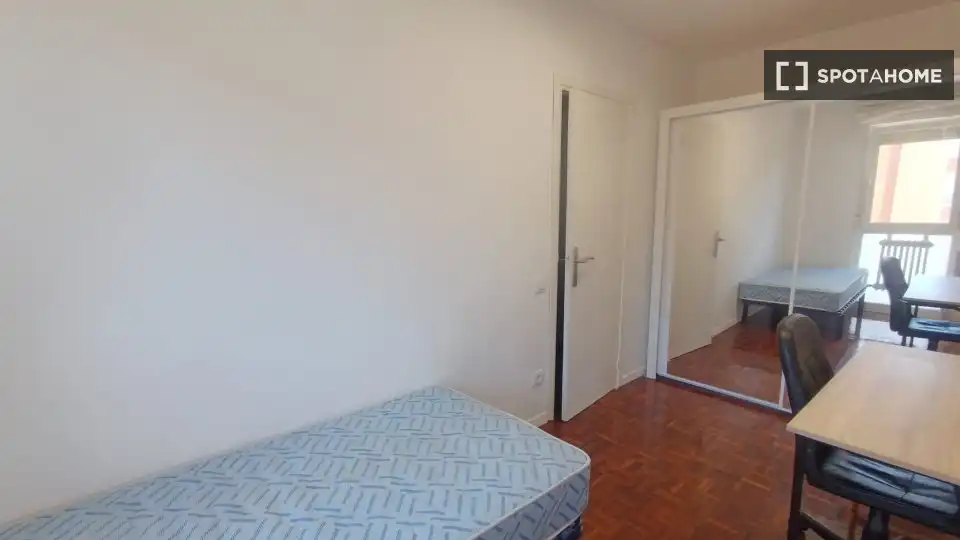 Habitació a Mendebaldea - Ermitagaña