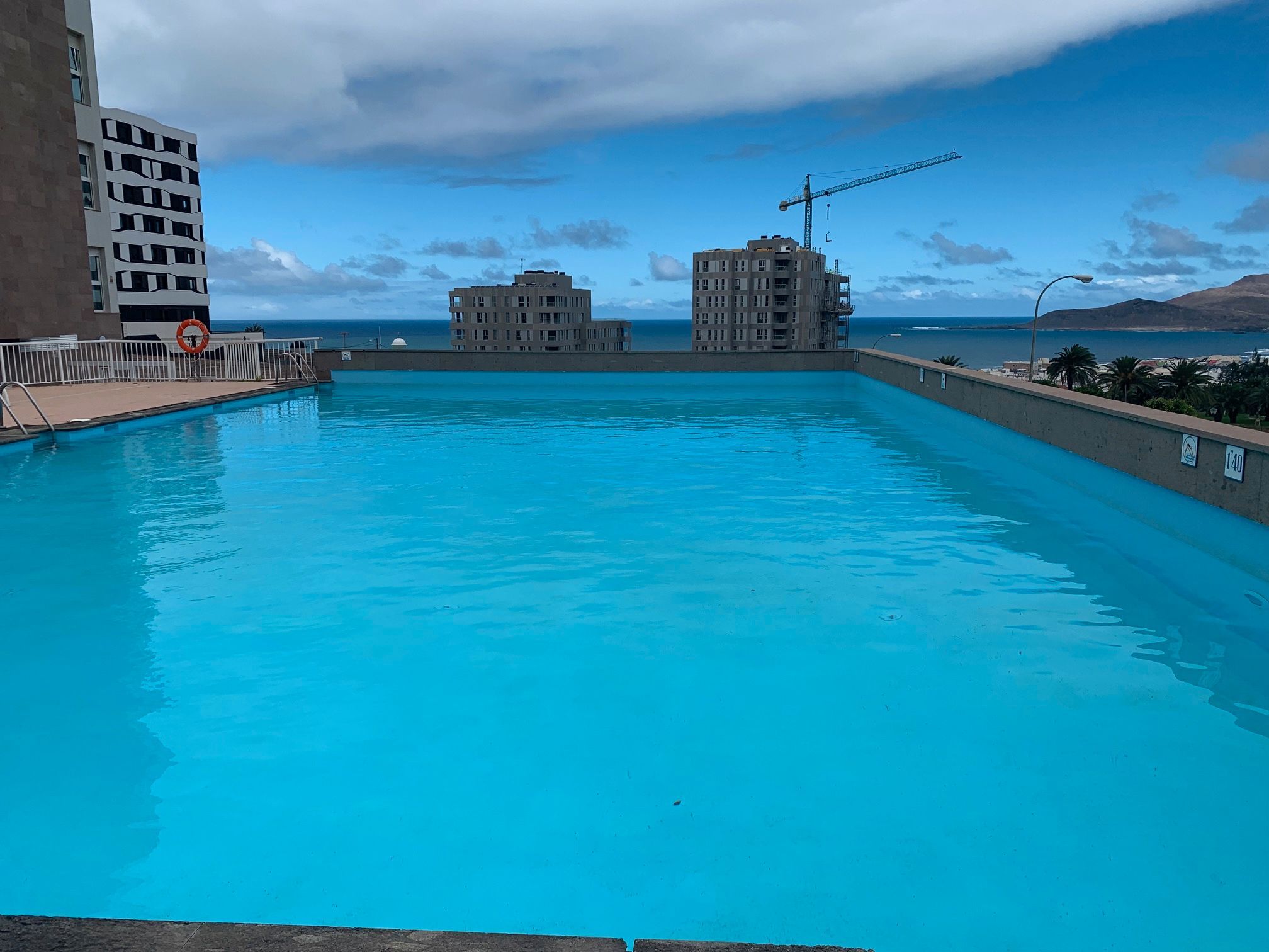 Piscina de Pis de lloguer en Las Palmas de Gran Canaria amb Aire condicionat, Parquet i Moblat
