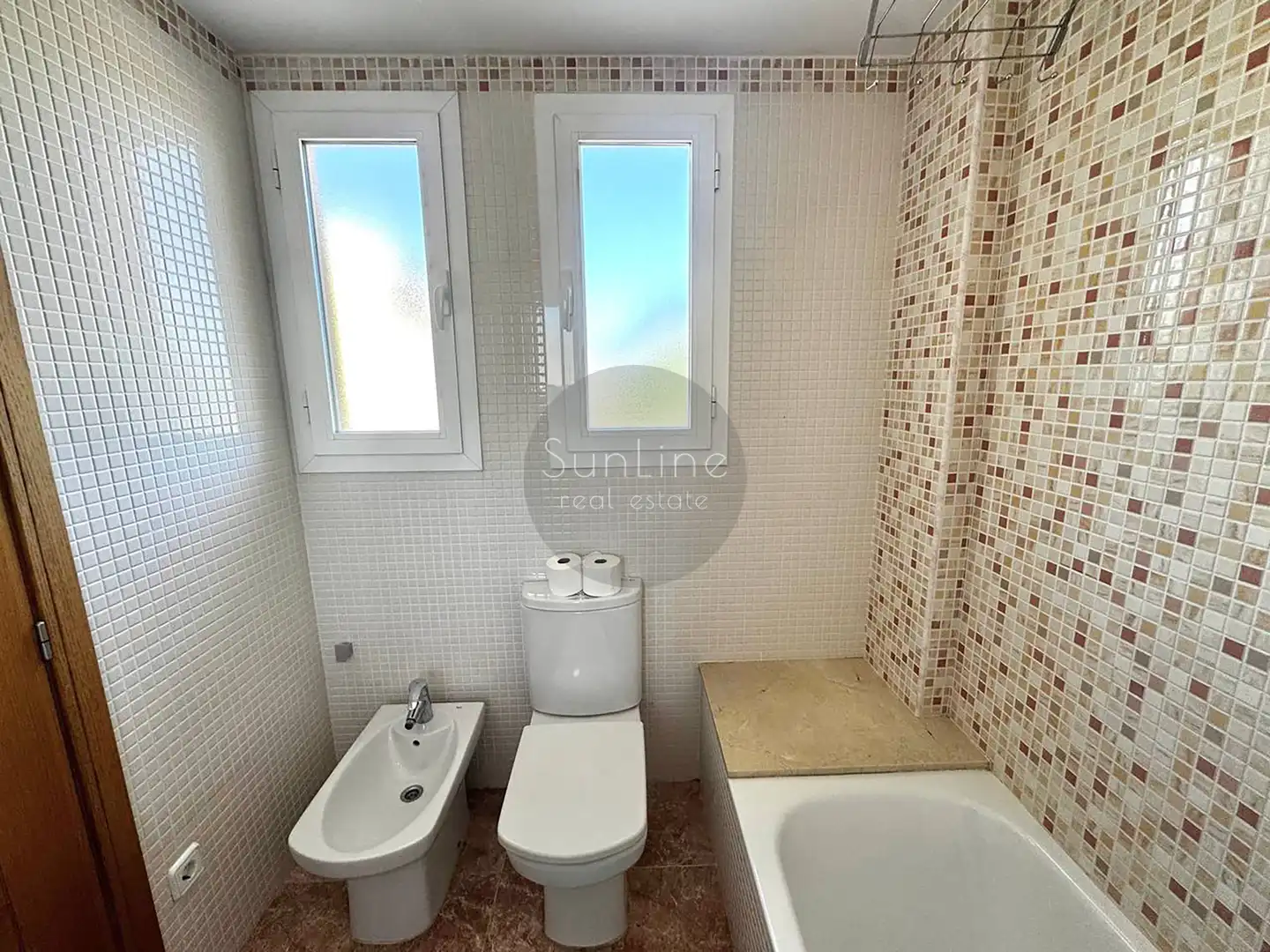 Badezimmer von Einfamilien-Reihenhaus zur Miete in Moncada mit Klimaanlage, Privatgarten und Terrasse