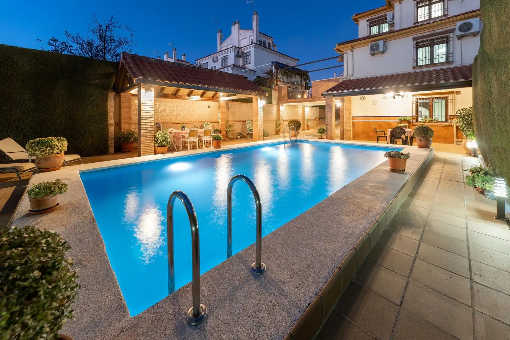 Piscina de Casa adosada en venda en Peligros amb Aire condicionat, Jardí privat i Terrassa
