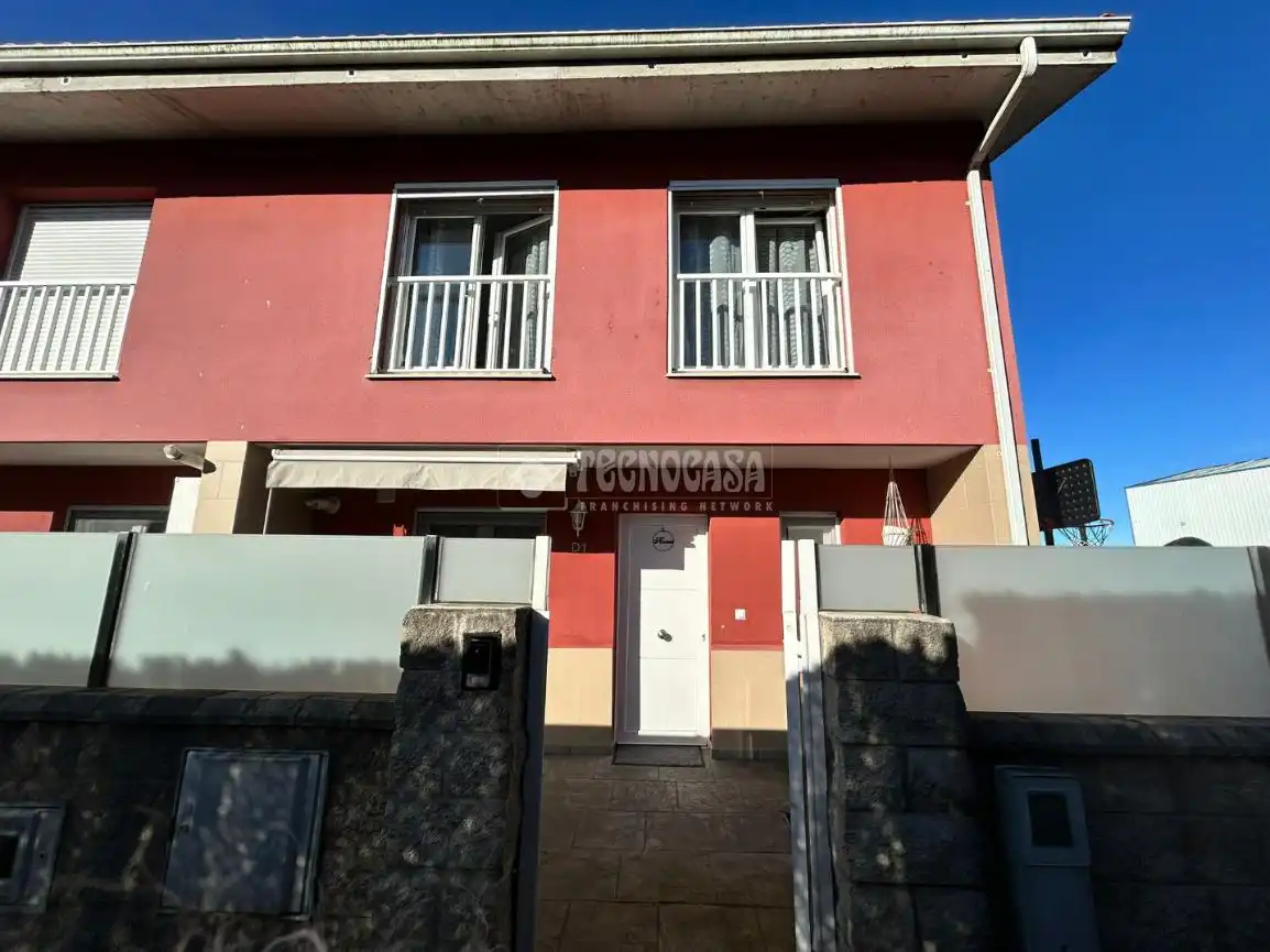 Außenansicht von Einfamilien-Reihenhaus zum Verkauf in Miengo mit Heizung, Privatgarten und Terrasse
