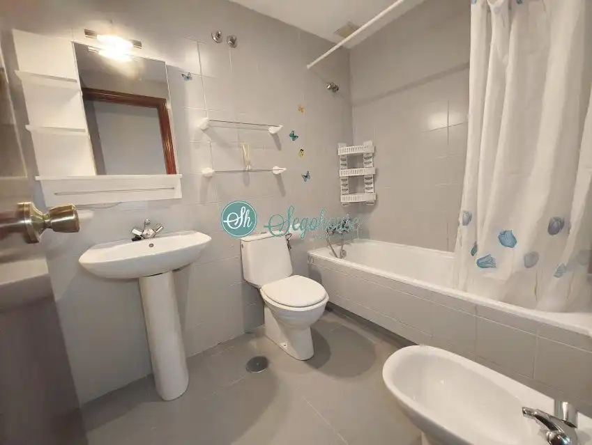 Baño de Piso en venta en Segovia con Calefacción y Terraza