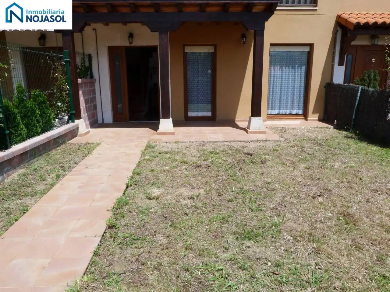 Garten von Einfamilien-Reihenhaus zum Verkauf in Bareyo mit Heizung, Terrasse und Möbliert