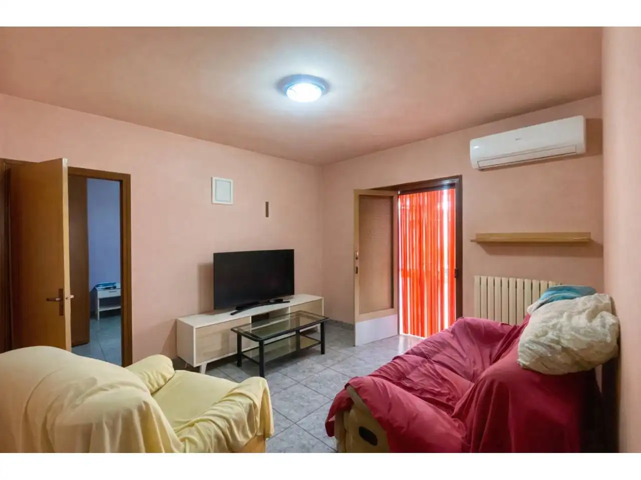 Sala de estar de Casa adosada en venta en Olot con Calefacción, Jardín privado y Terraza