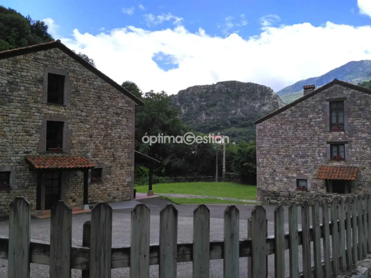 Vista exterior de Edifici en venda en Cabrales