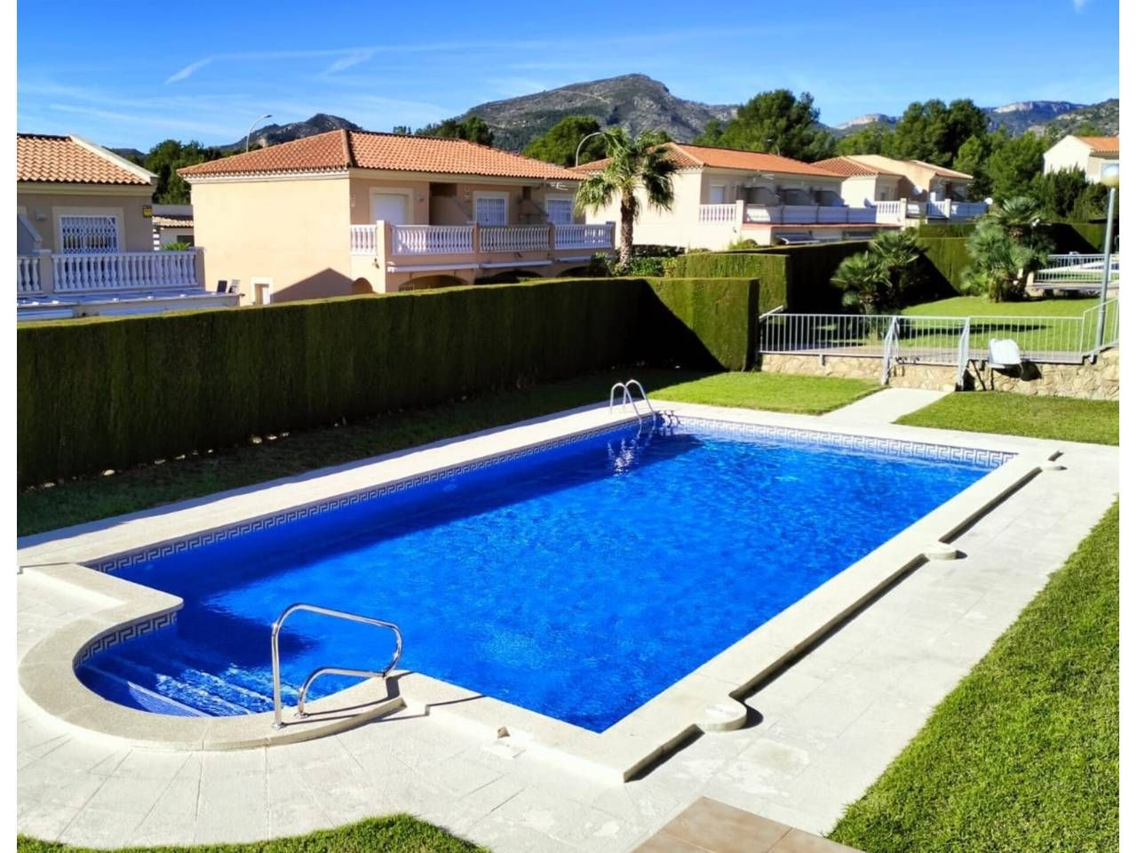 Piscina de Casa adosada en venda en Mont-roig del Camp amb Aire condicionat, Terrassa i Piscina comunitària