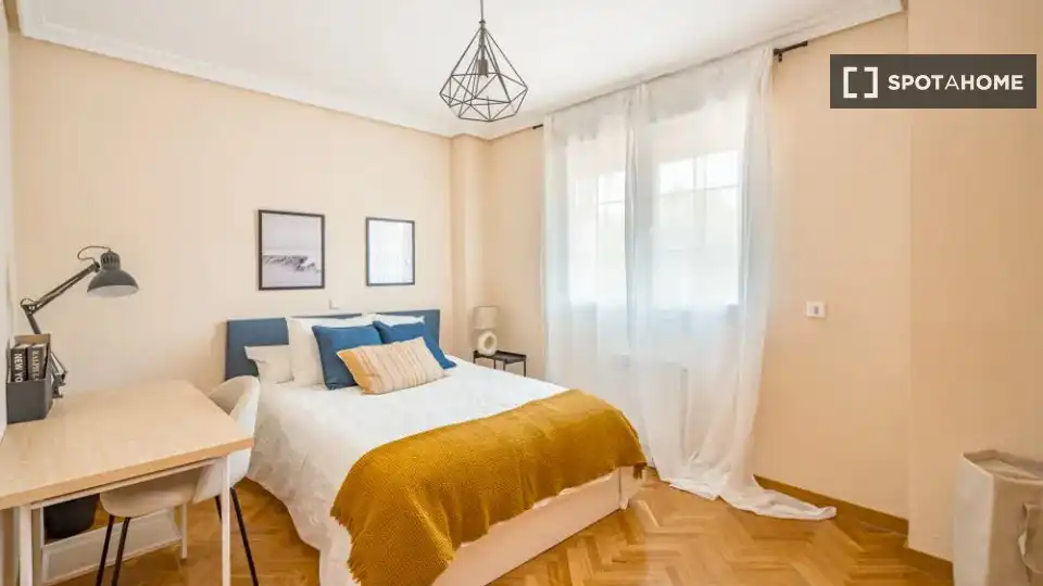 Bedroom of Flat for rent in Madrid  with Air Conditioner, Heating and Furnished
