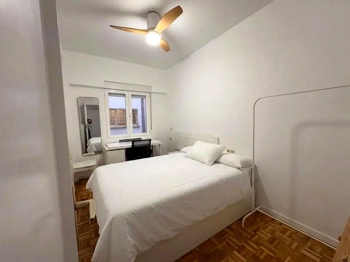 Bedroom of Flat for rent in Madrid  with Air Conditioner, Heating and Terrace