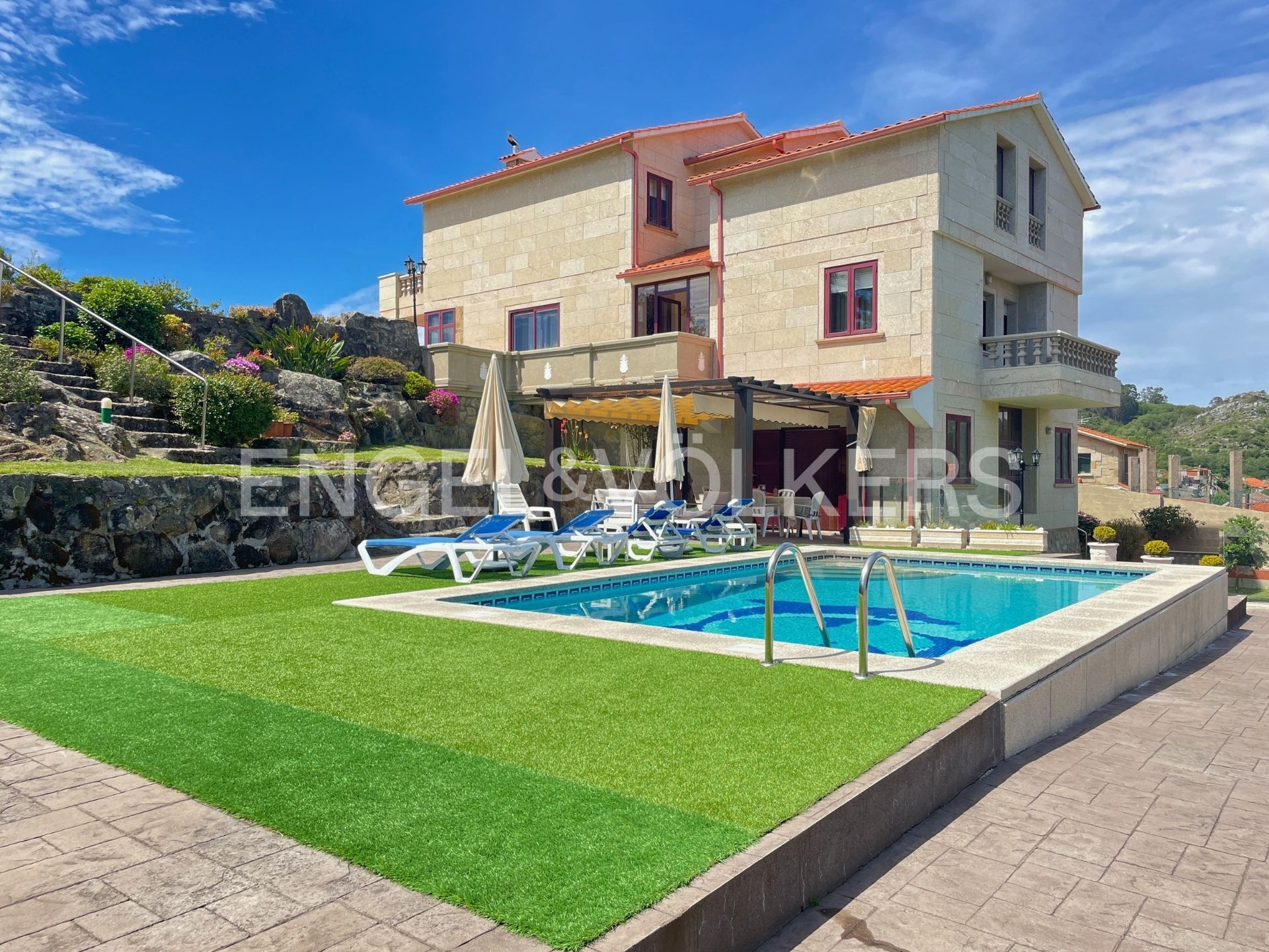 Vista exterior de Casa o xalet en venda en Cangas  amb Calefacció, Jardí privat i Parquet