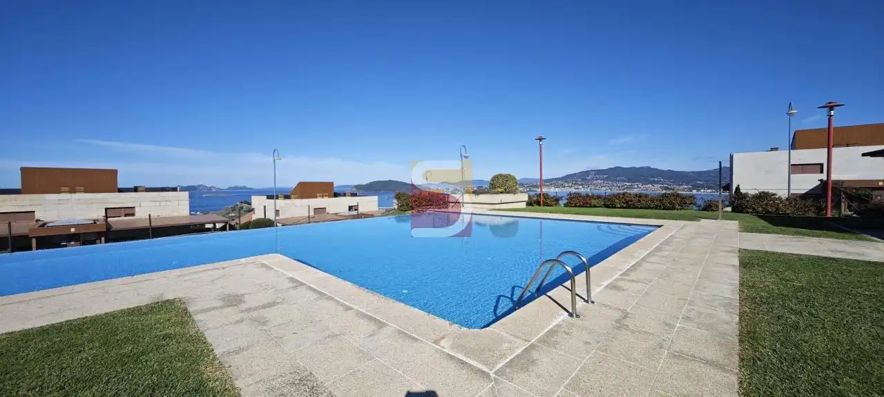 Piscina de Pis de lloguer en Nigrán amb Calefacció, Terrassa i Traster