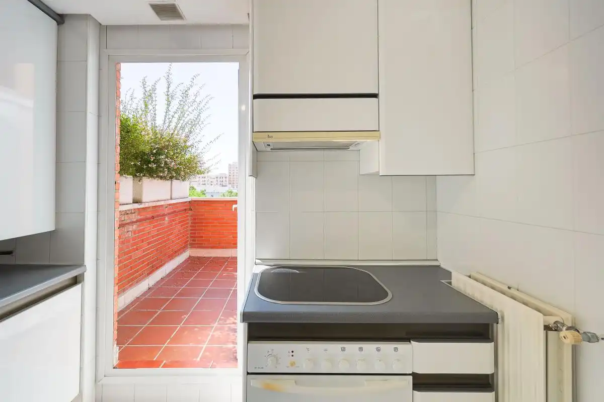 Cuina de Àtic de lloguer en Madrid amb Aire condicionat, Calefacció i Jardí privat