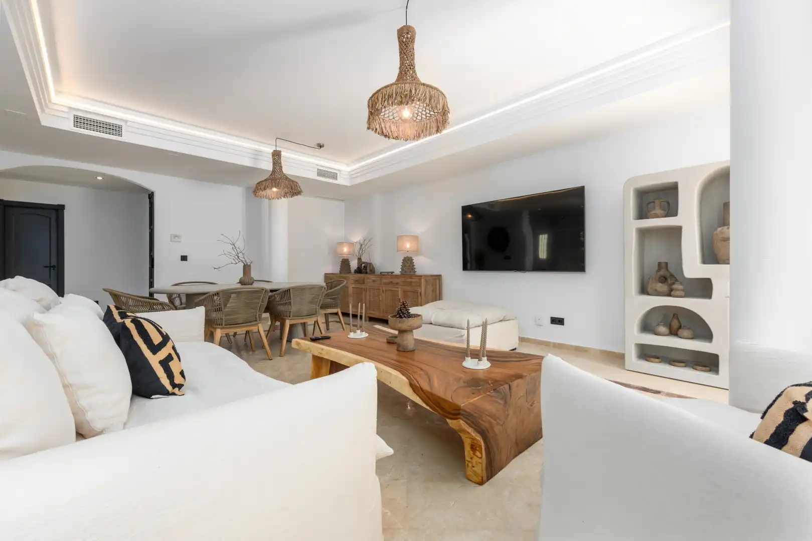 Wohnzimmer von Erdgeschoss zum Verkauf in Sotogrande mit Klimaanlage, Privatgarten und Terrasse