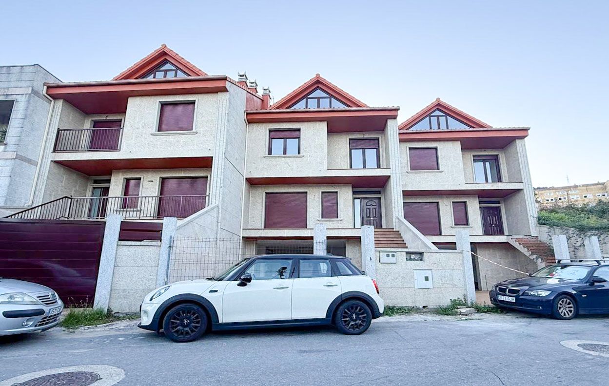 Vista exterior de Casa o xalet en venda en Vigo  amb Calefacció, Jardí privat i Terrassa