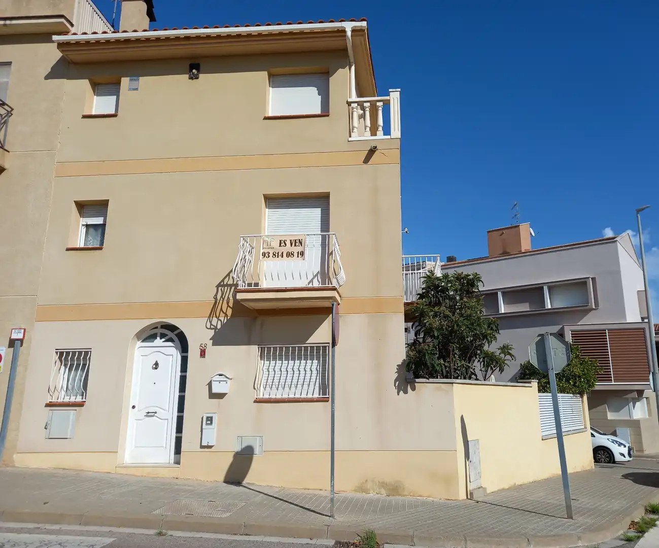 Vista exterior de Casa o xalet en venda en Vilanova i la Geltrú amb Aire condicionat, Calefacció i Jardí privat