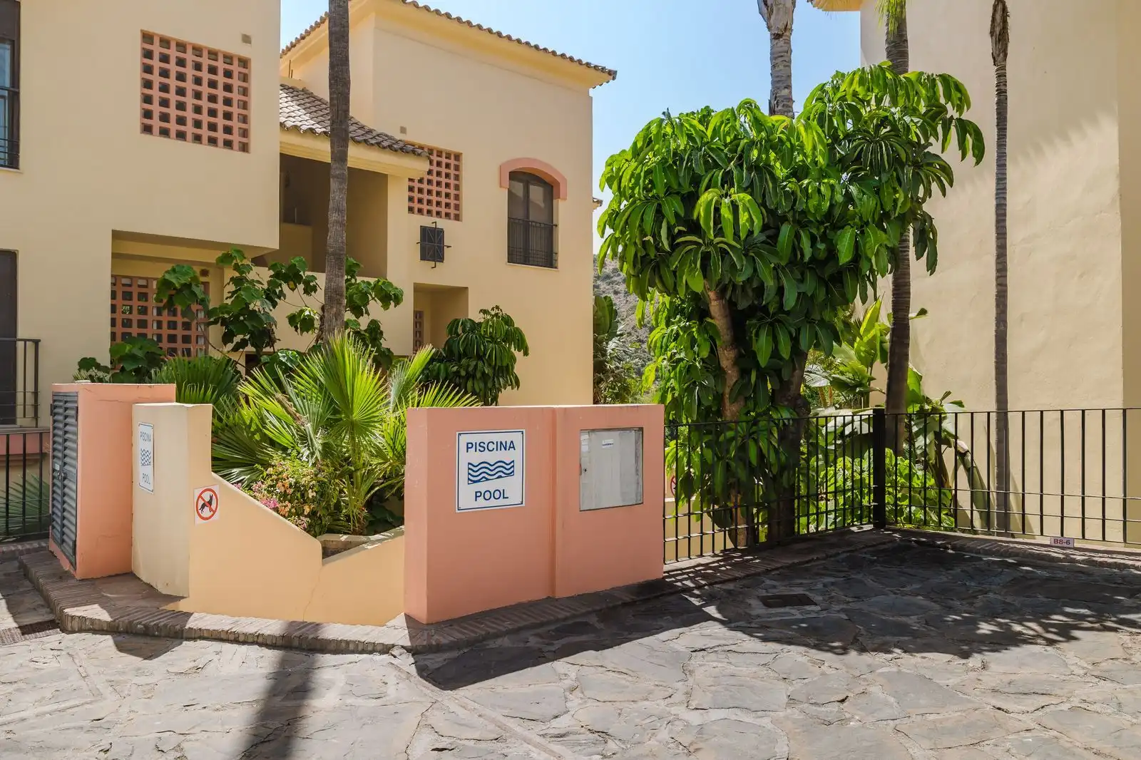 Exterior view of Flat for sale in Benahavís  with Air Conditioner, Terrace and Alarm