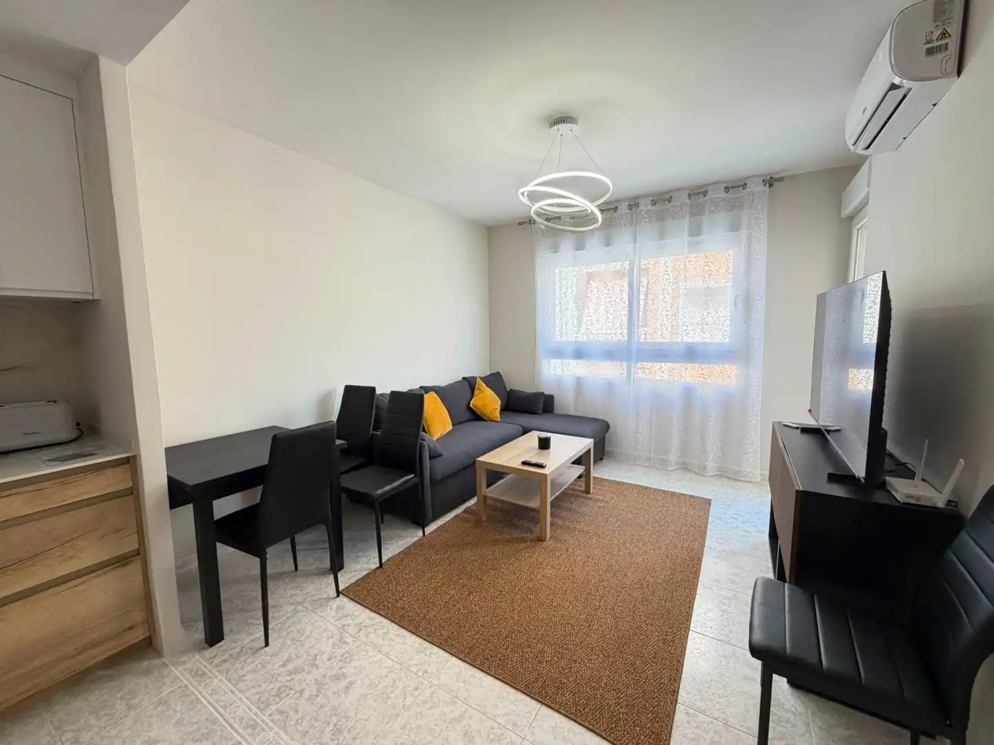 Sala de estar de Apartamento de alquiler en Torrevieja con Aire acondicionado, Terraza y Amueblado