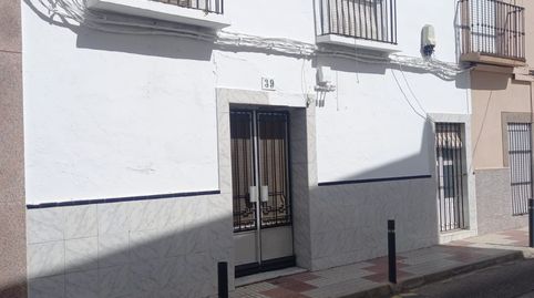 Casa amplia con gran patio en pleno centro de la localidad.