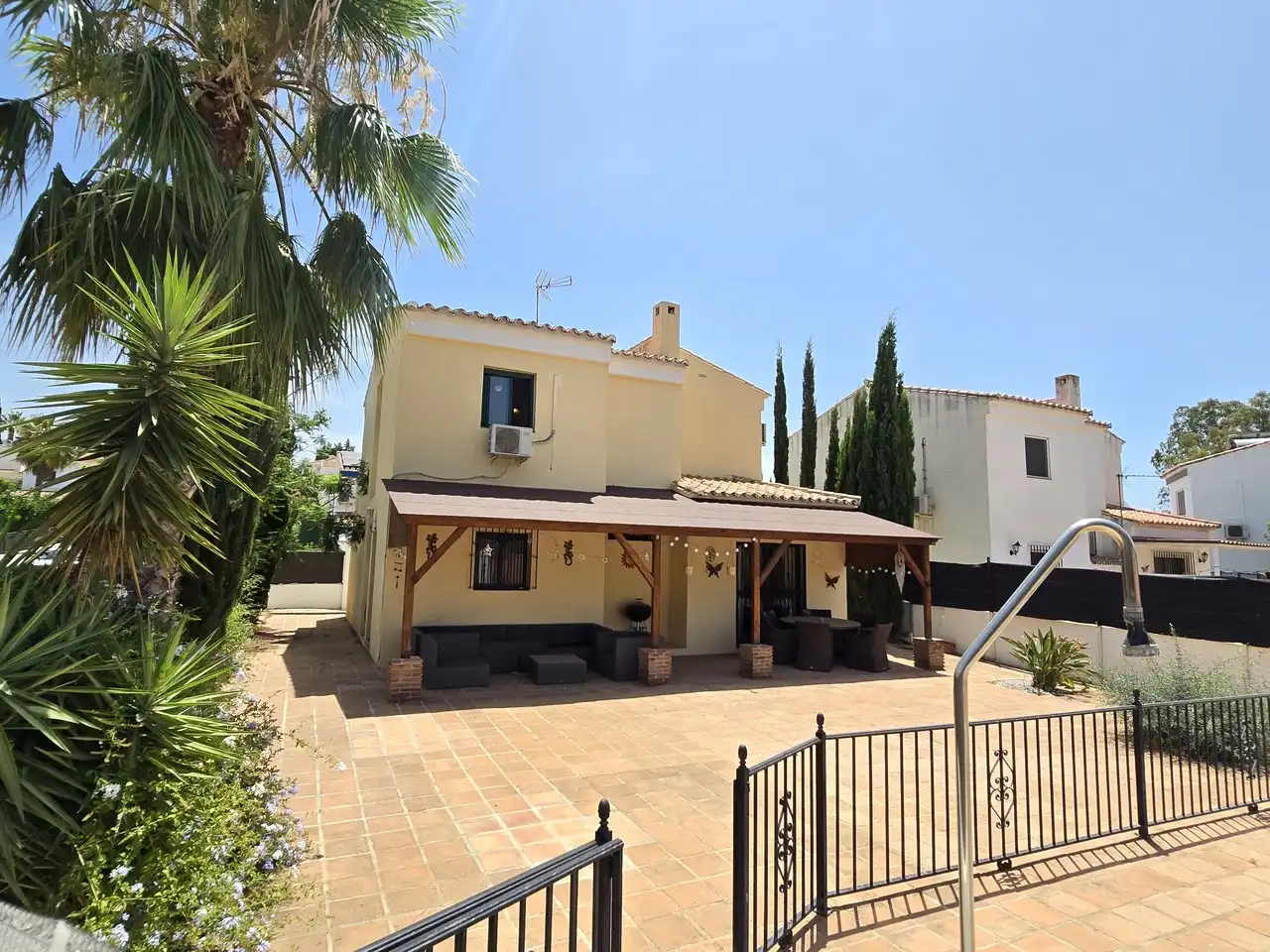 Vista exterior de Casa o xalet en venda en Viñuela amb Aire condicionat, Terrassa i Piscina