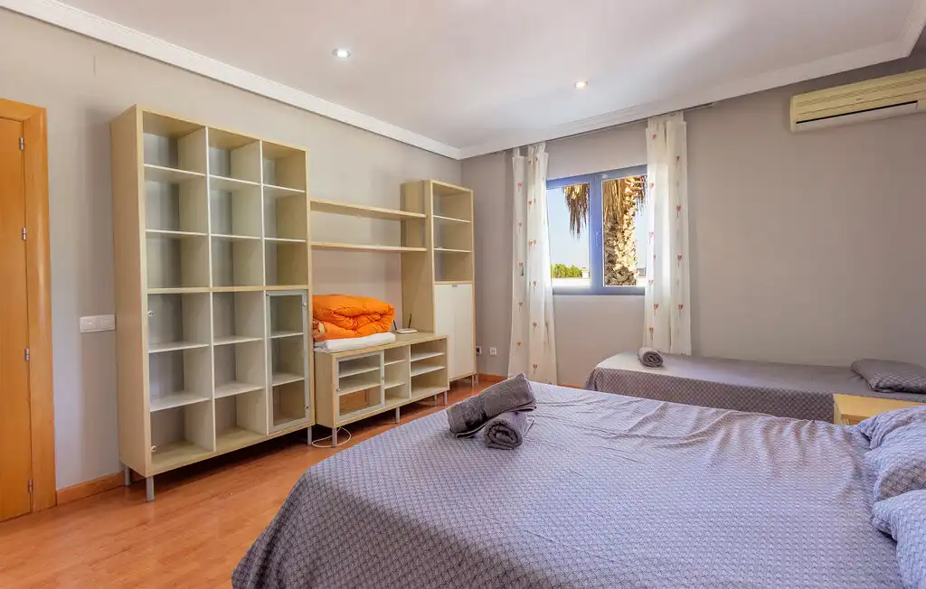 Chalet con terraza en venta en Calle Urba Coto Riñales 119, imagen 10