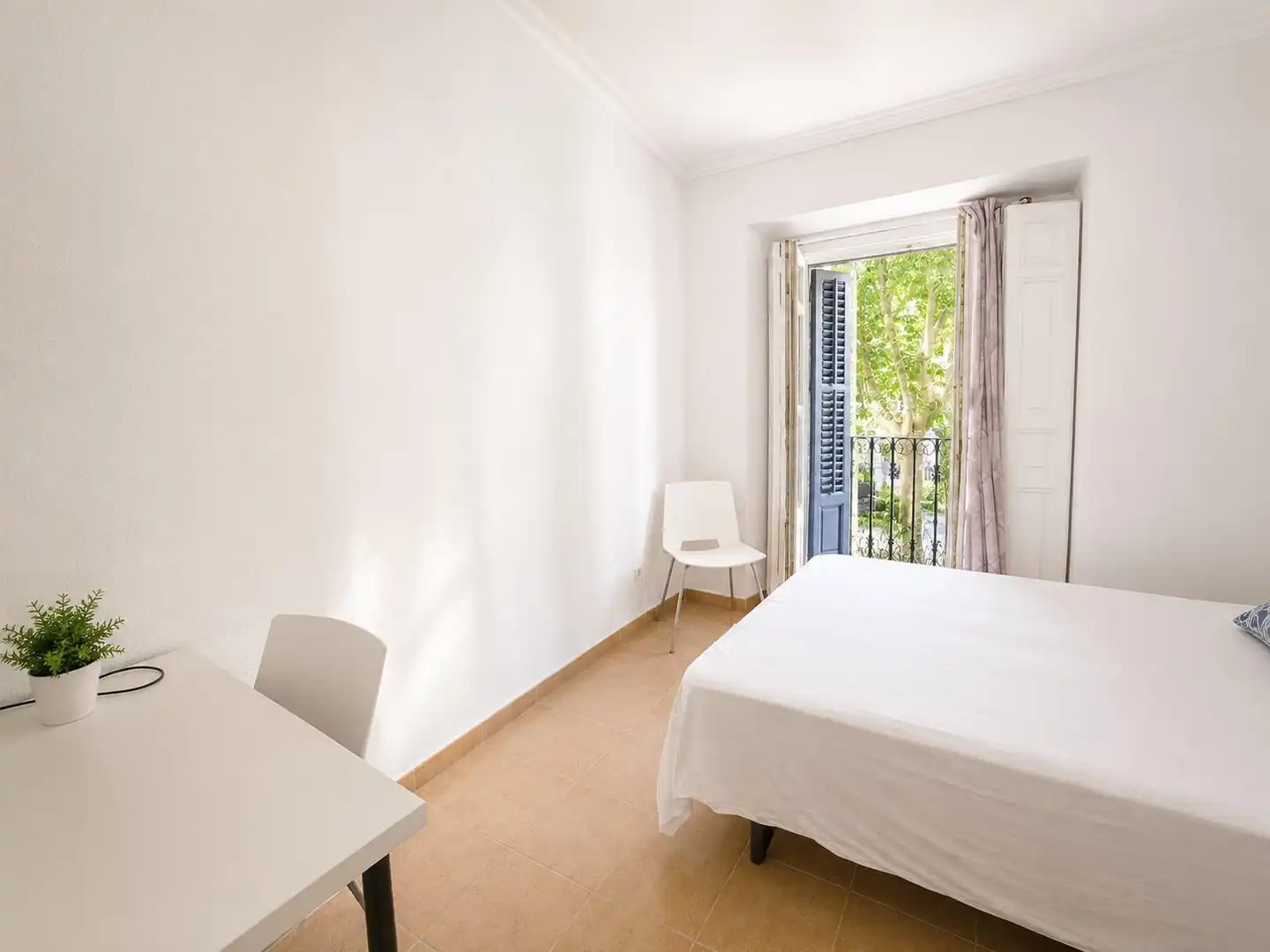 Schlafzimmer von Wohnung zur Miete in Madrid mit Heizung, Möbliert und Balkon