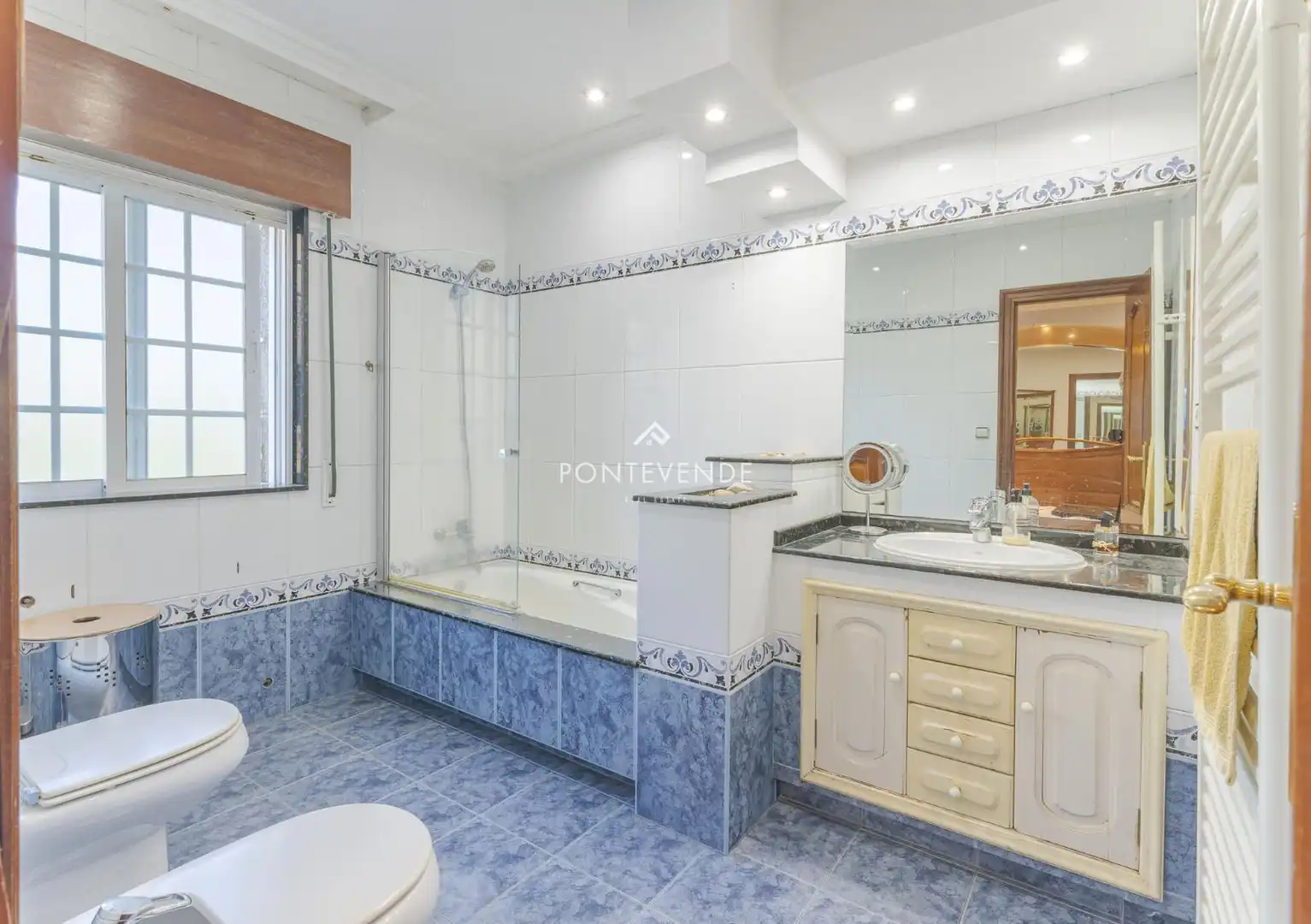 Bathroom of Houses for sale in Vilanova de Arousa  with Heating, Terrace and Swimming Pool