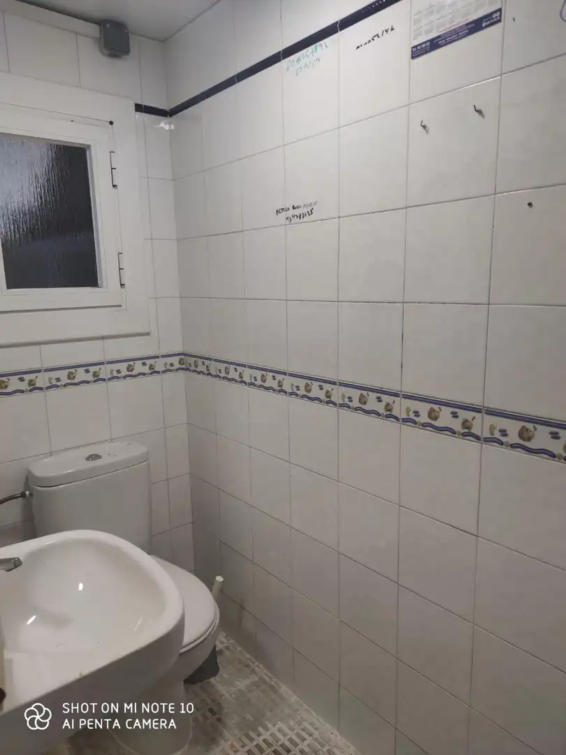 Baño de Local en venta en Cornellà de Llobregat con Aire acondicionado
