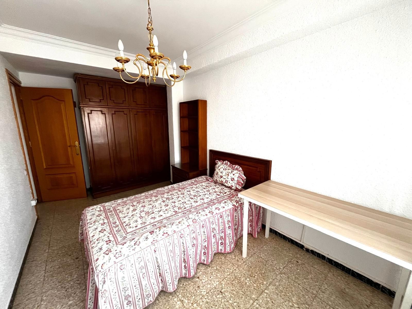 Bedroom of Flat to rent in  Zaragoza Capital  with Heating, Furnished and Oven