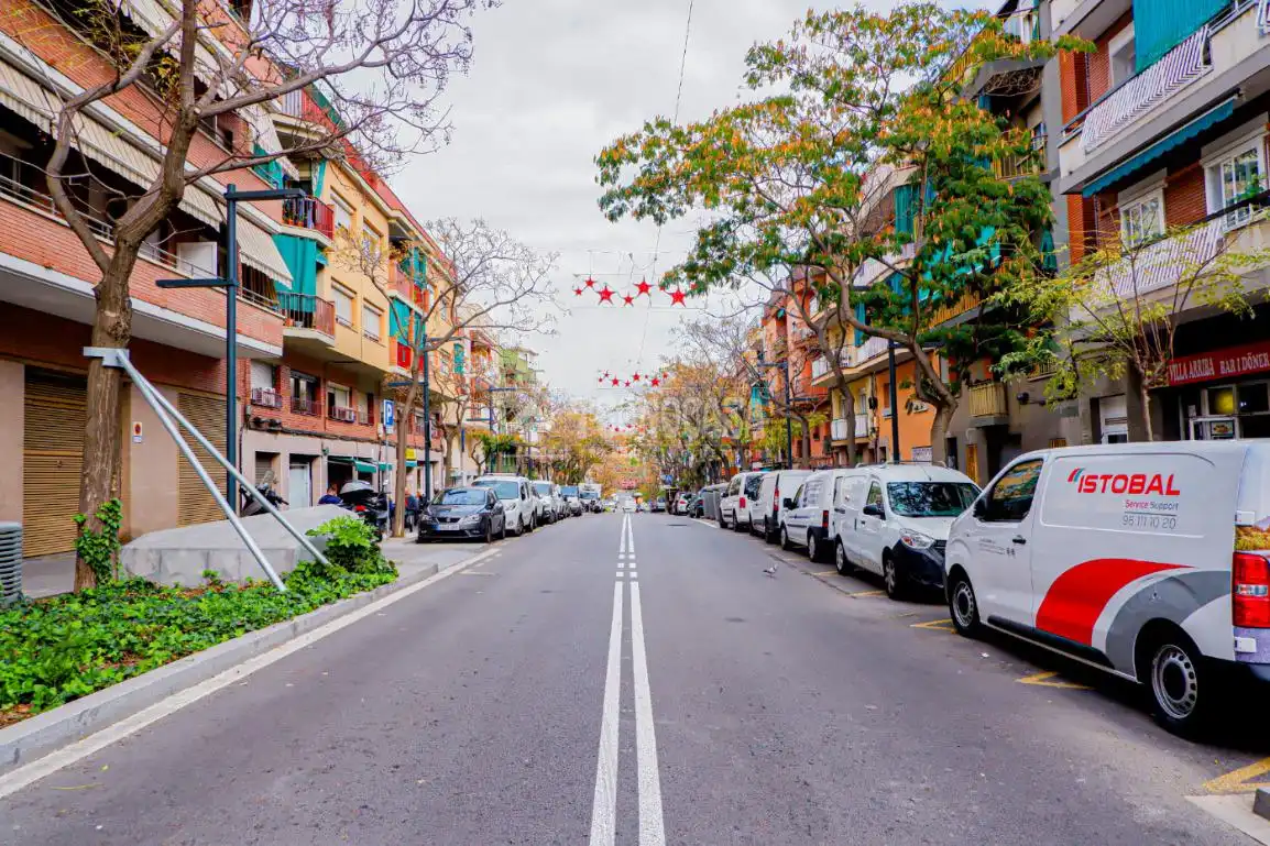 Außenansicht von Garage zum Verkauf in Barcelona