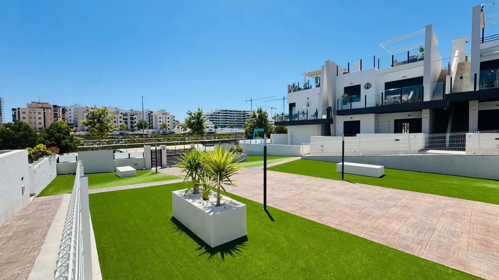 Terrasse von Wohnung zum Verkauf in Santa Pola mit Klimaanlage, Terrasse und Schwimmbad