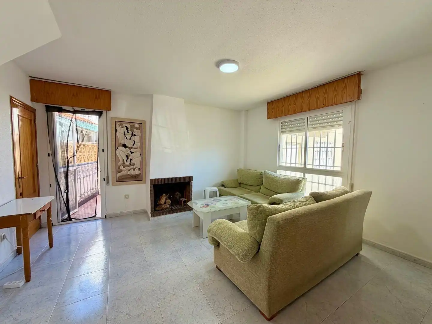 Sala de estar de Casa adosada en venta en Almería con Jardín privado, Terraza y Amueblado