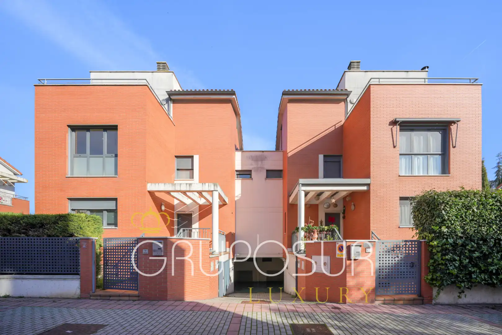 Vista exterior de Casa adosada en venda en Valladolid amb Calefacció, Jardí privat i Parquet