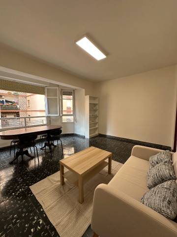 Piso en Alquiler en Carrer de Jacinto Benavente en Ensanche - Parque del Oeste