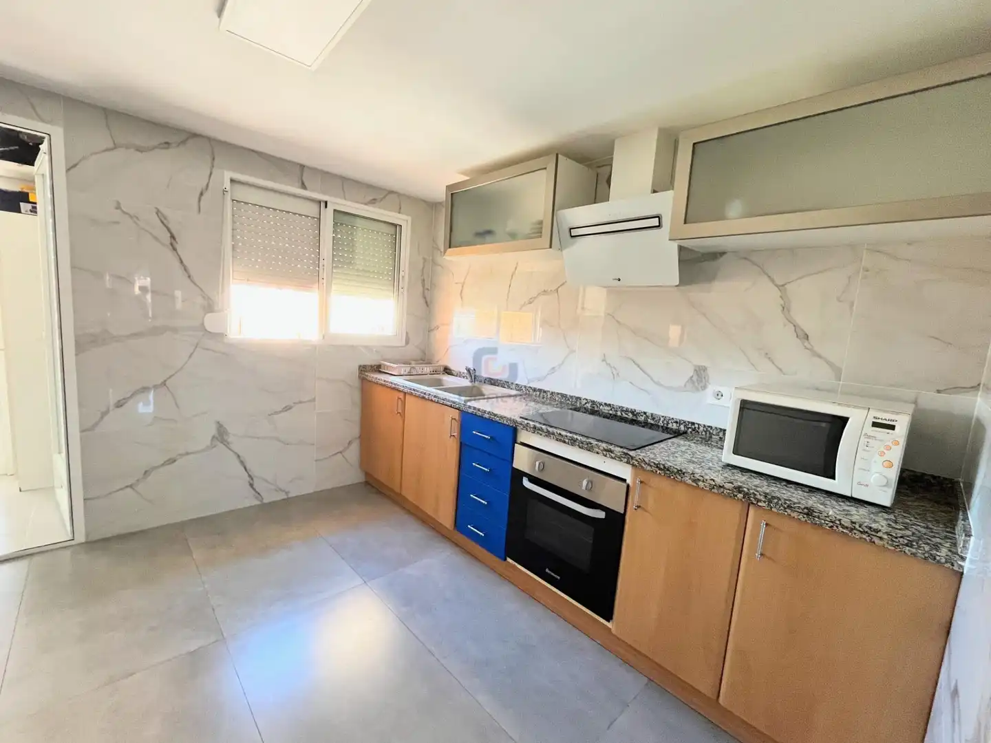 Cocina de Piso en venta en Alicante / Alacant con Jardín privado, Terraza y Piscina comunitaria