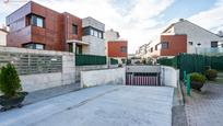 Vista exterior de Casa adosada en venda en Piélagos amb Calefacció, Terrassa i Traster