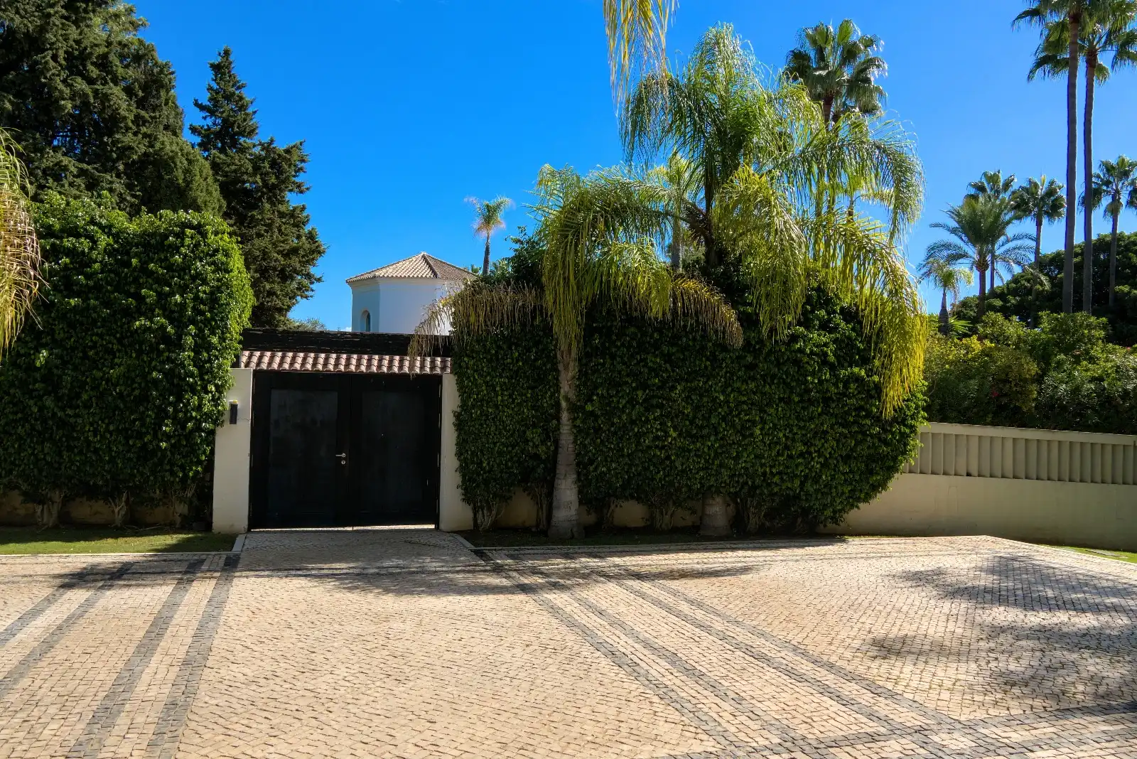 Vista exterior de Casa o xalet en venda en Marbella amb Aire condicionat, Jardí privat i Parquet