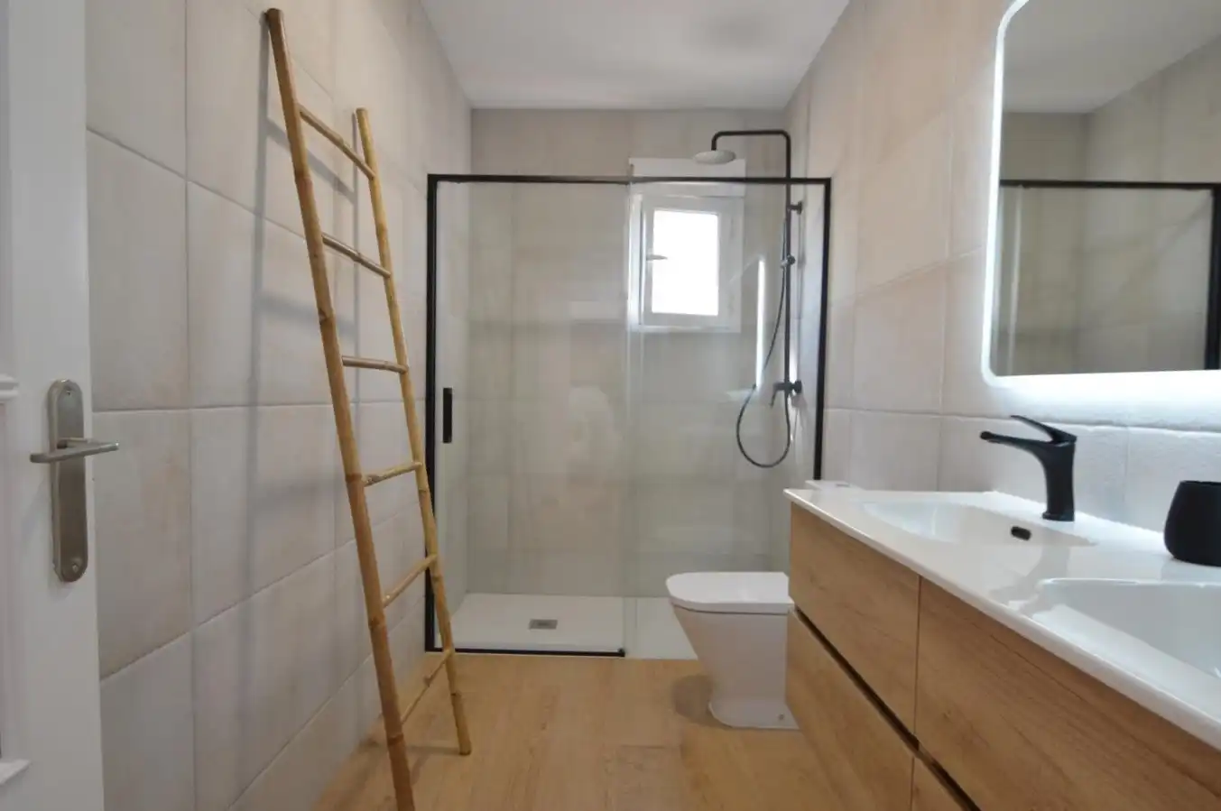 Badezimmer von Haus oder Chalet zum Verkauf in Vinaròs mit Klimaanlage, Heizung und Privatgarten