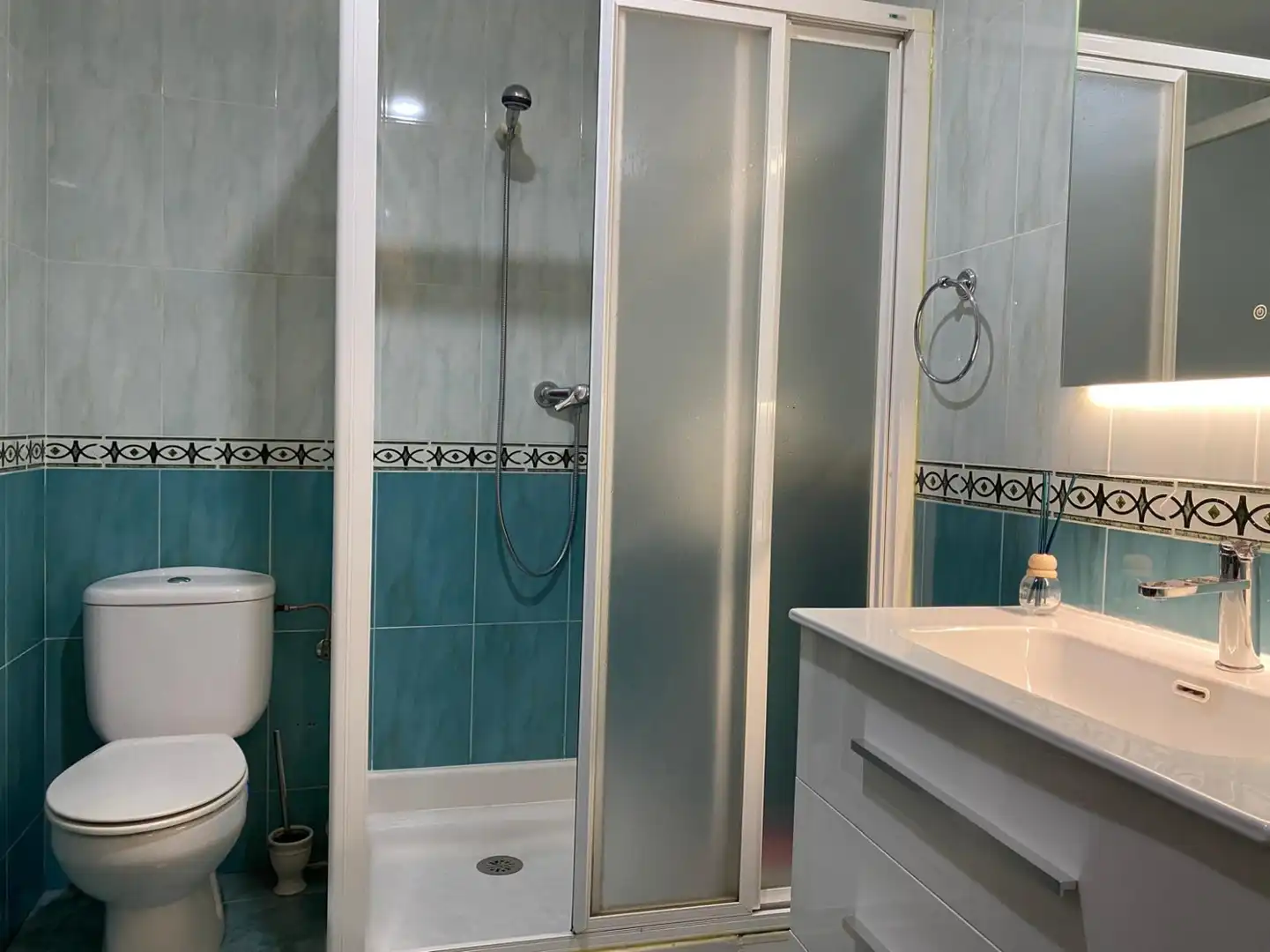 Badezimmer von Wohnung zur Miete in Siero mit Heizung und Privatgarten