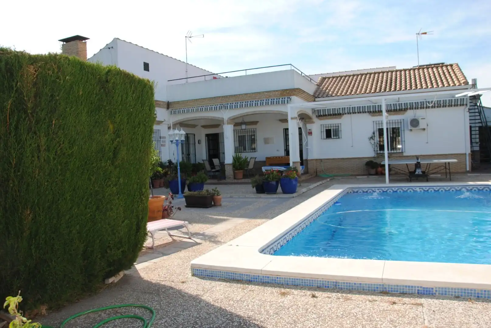 Vista exterior de Casa o xalet en venda en Espartinas amb Aire condicionat, Calefacció i Jardí privat