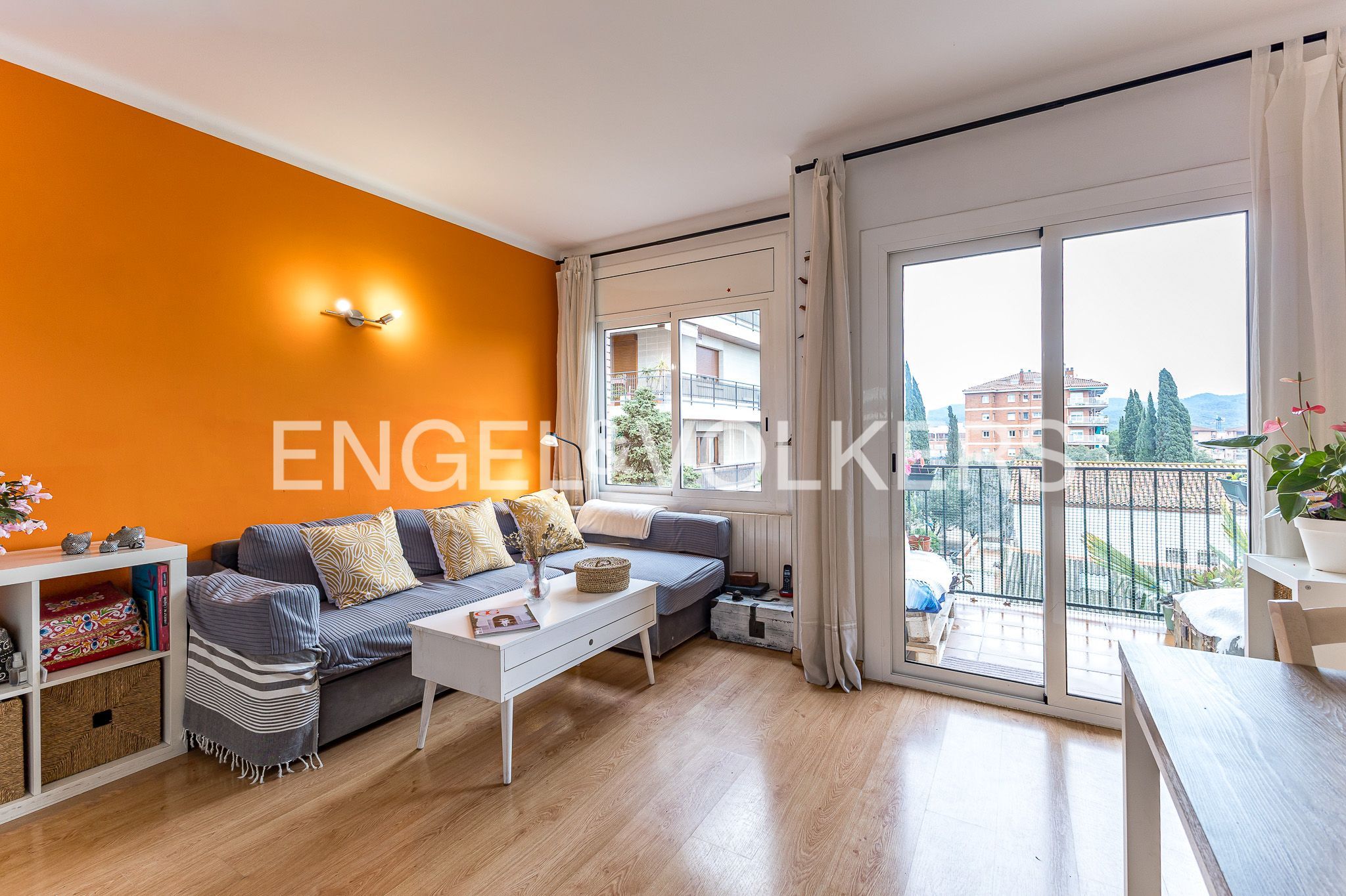 Living room of Flat for sale in Sant Cugat del Vallès  with Heating, Parquet flooring and Terrace