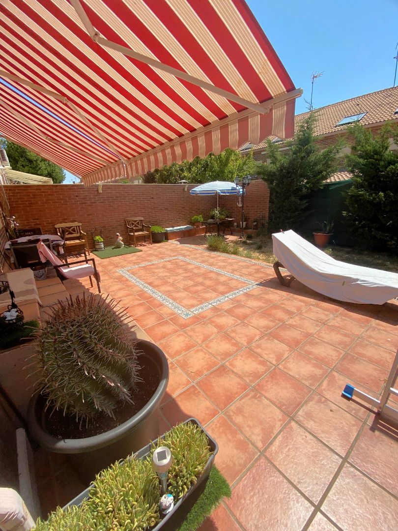 Terrassa de Casa o xalet en venda en Villanueva de la Torre amb Aire condicionat, Calefacció i Jardí privat