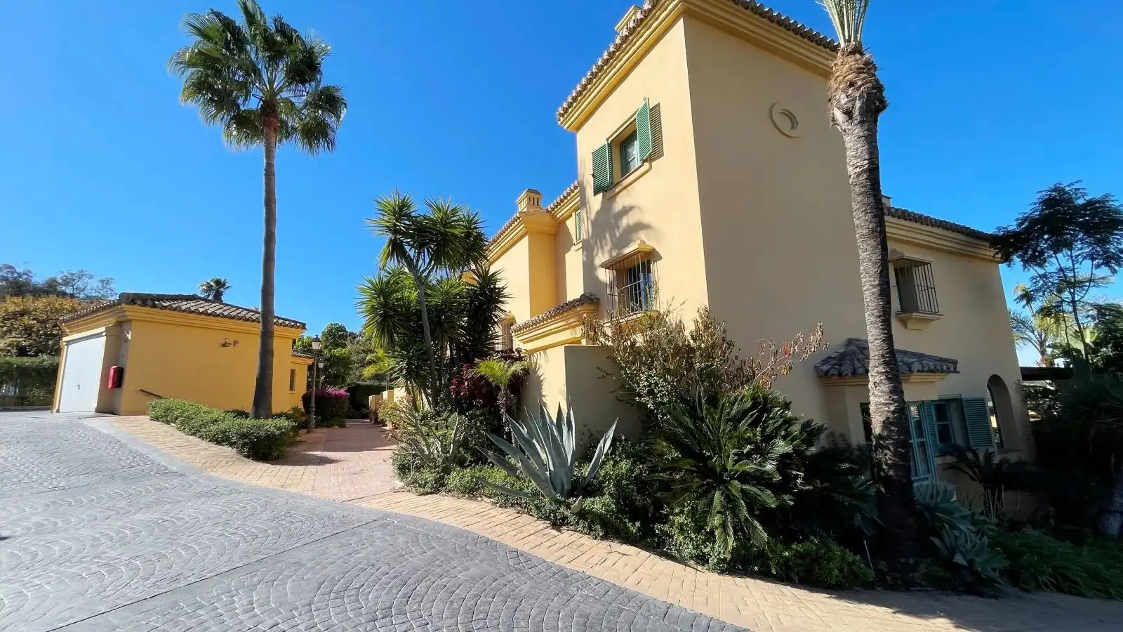 Vista exterior de Casa adosada en venda en Sotogrande amb Terrassa, Balcó i Piscina comunitària