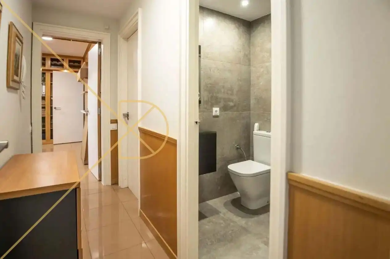 Badezimmer von Wohnung zum Verkauf in Barcelona mit Parkett