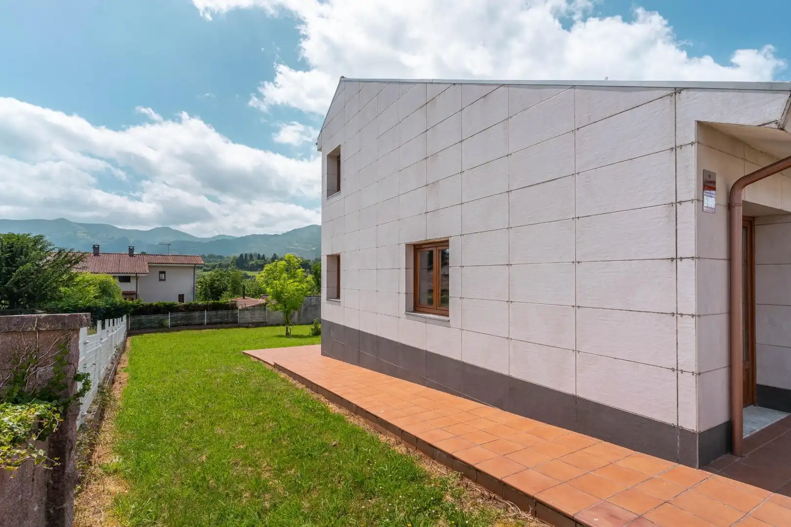 Vista exterior de Casa o xalet en venda en Bimenes amb Calefacció, Jardí privat i Terrassa