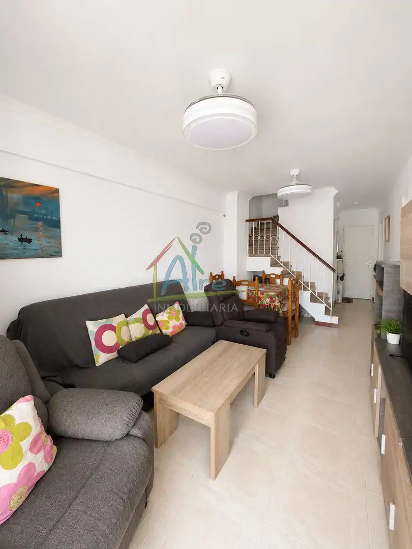 Wohnzimmer von Maisonette zum Verkauf in Isla Cristina mit Klimaanlage, Terrasse und Möbliert