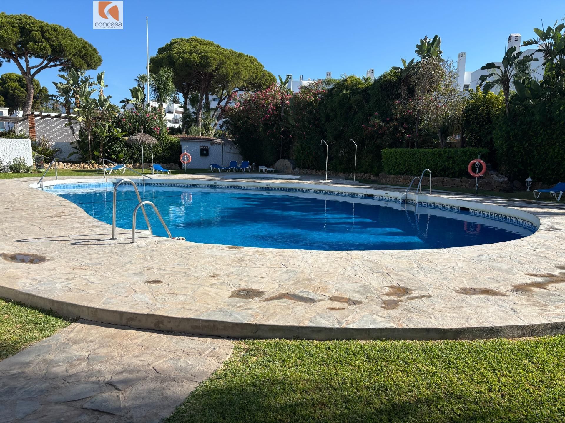 Piscina de Estudi en venda en Estepona amb Jardí privat i Piscina comunitària